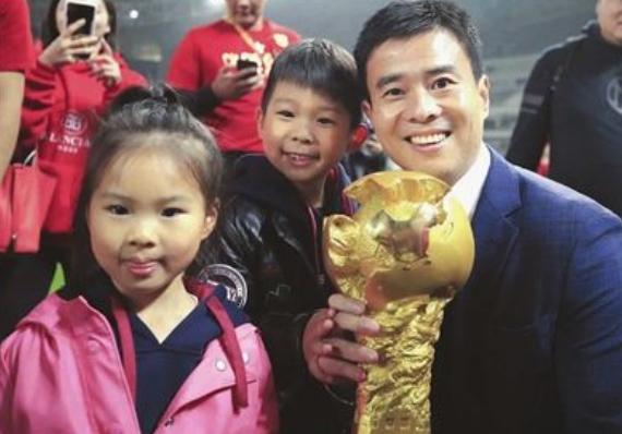 38岁前国脚患癌悲情退役!现任上港队副经理,妻子身材美貌俱佳