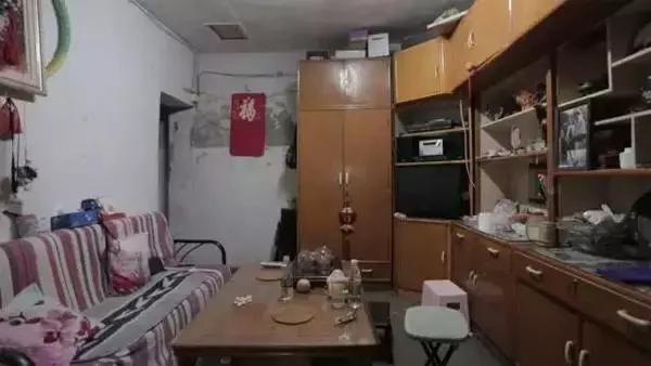 北京40㎡夹缝学区房挤下6口人，准备生二胎，女婿只能睡折叠床
