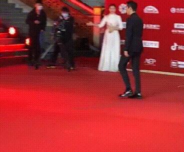 踩沙袋拍戏、穿高跟走红毯，男星个头成谜？同台现原形谁假谁尴尬