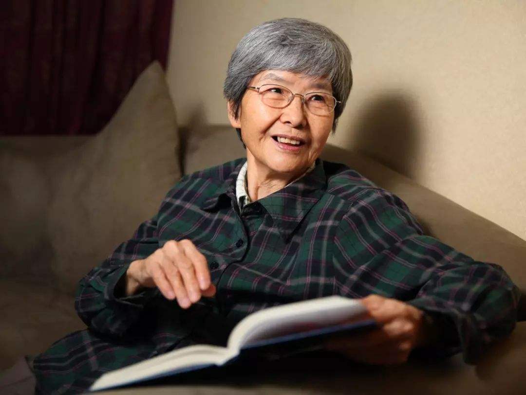 深居大漠57年，81岁老人获奖2000万，她做了什么？