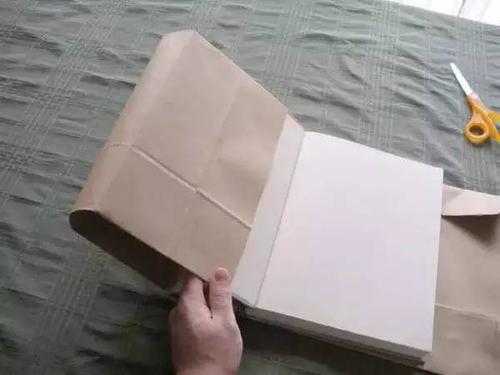 开学第一天晚上和孩子一起包书皮,开学第一天包书皮