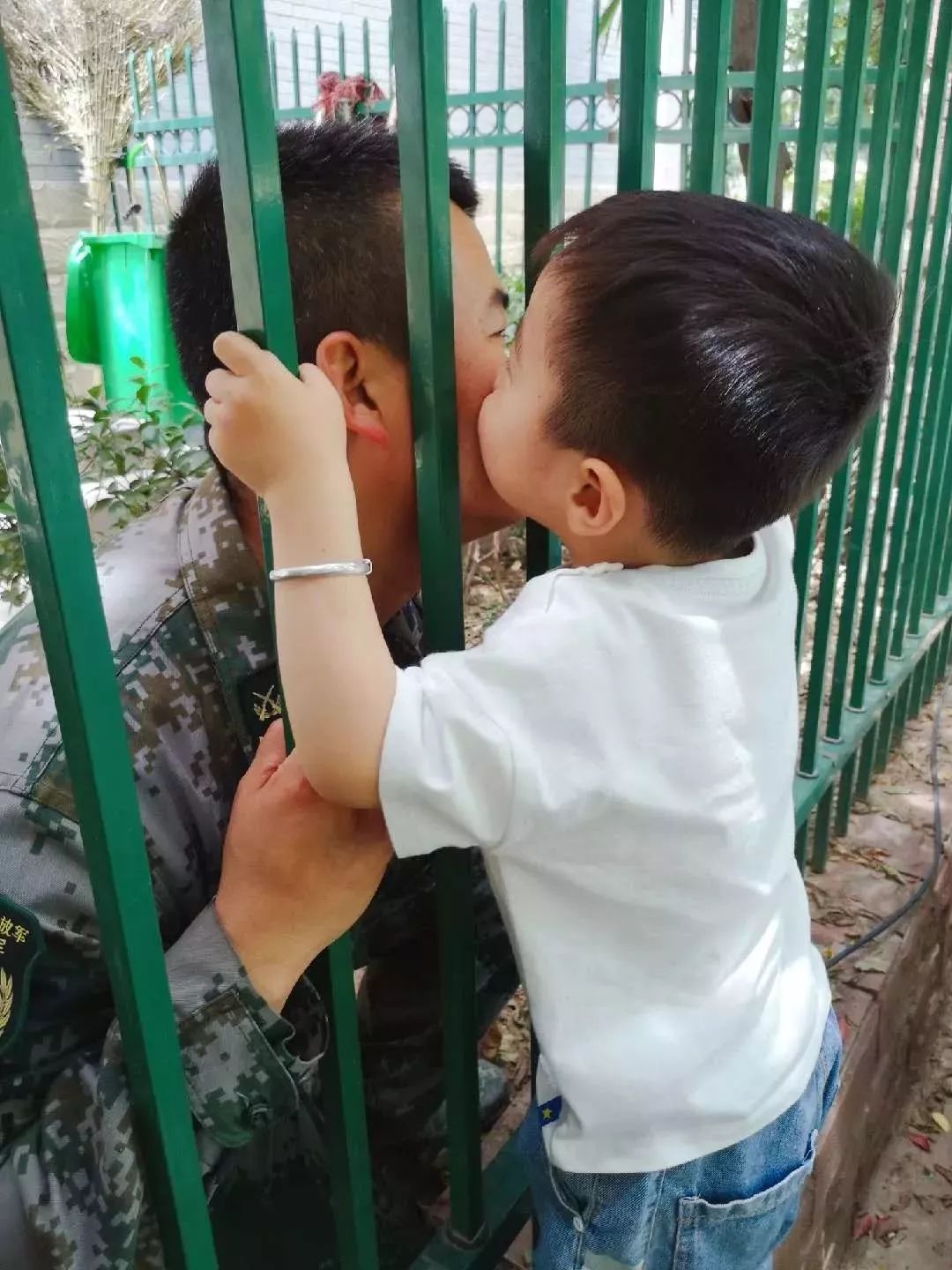 军爸给军娃惊喜视频,军爸送给军娃的六一礼物