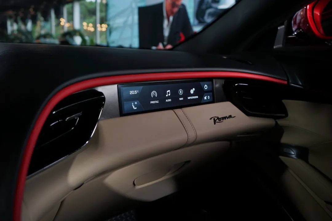 法拉利roma白外黑内,法拉利roma白色硬顶