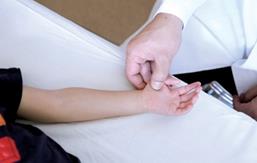 宝宝打嗝儿，亲手推拿宽胸理气、降逆止呃疗效好