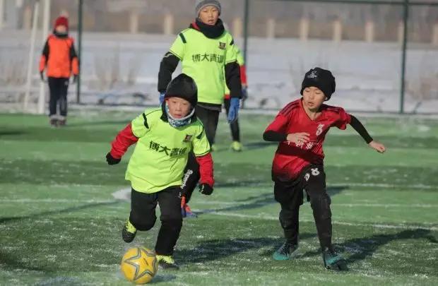 哈尔滨市小学生雪地杯足球赛,为孩子加油比赛