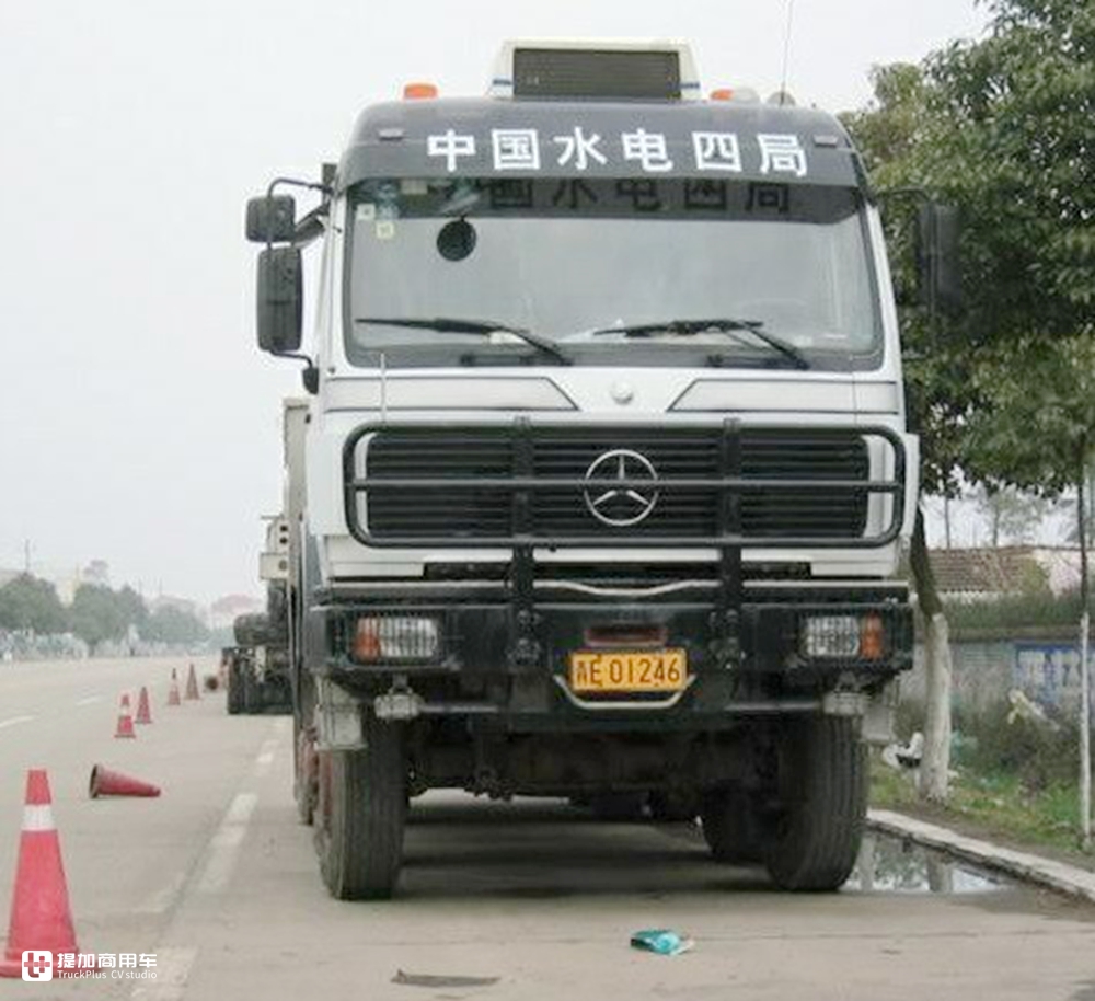 当年国家建设的主力军，排量达惊人的18升，实拍奔驰NG4850大件车