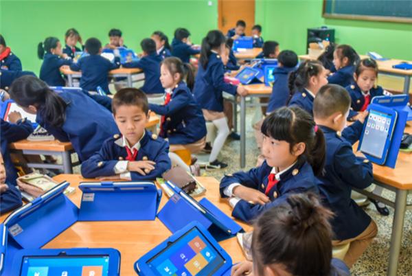 福州某学校300元校服,300元校服穿一天就破烂学校回应