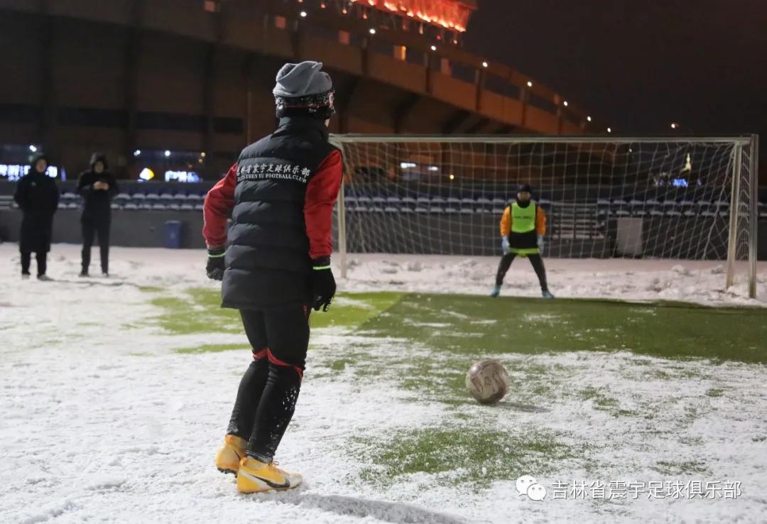雪地快乐踢球,冰天雪地足球