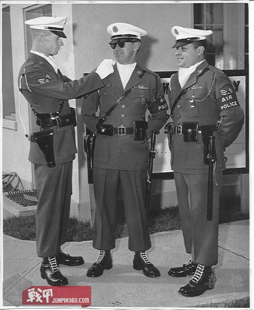 空军宪兵第四部分：安全部队制服配饰中的特色元素