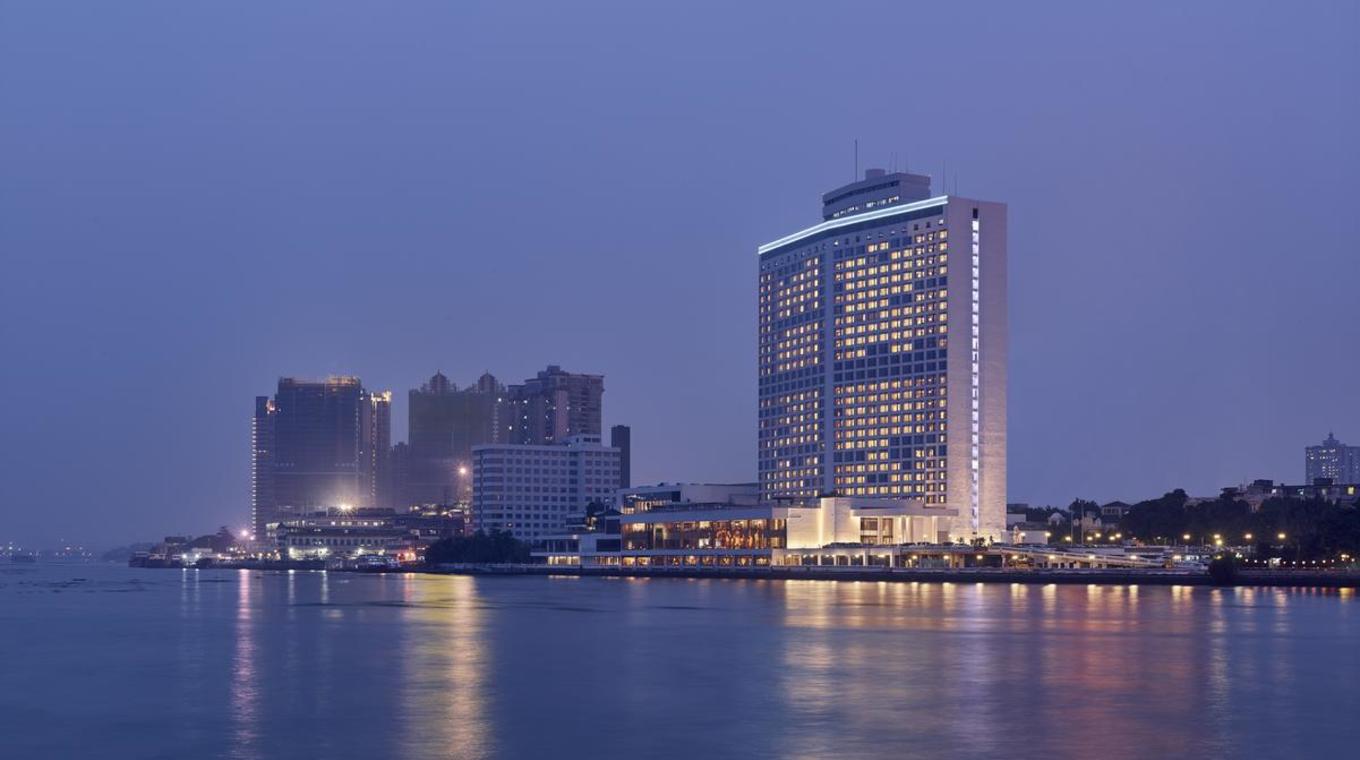 霍英东做了什么?他感动中国,国葬礼遇,港澳顶流人物为他抬棺