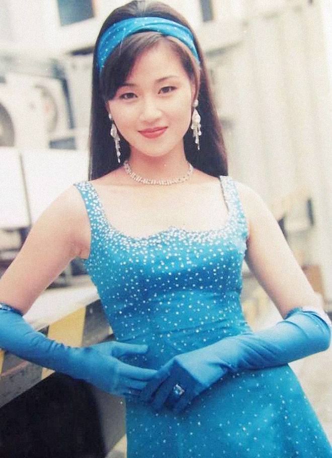 万绮雯长腿出席活动,万绮雯穿碎花裙图片