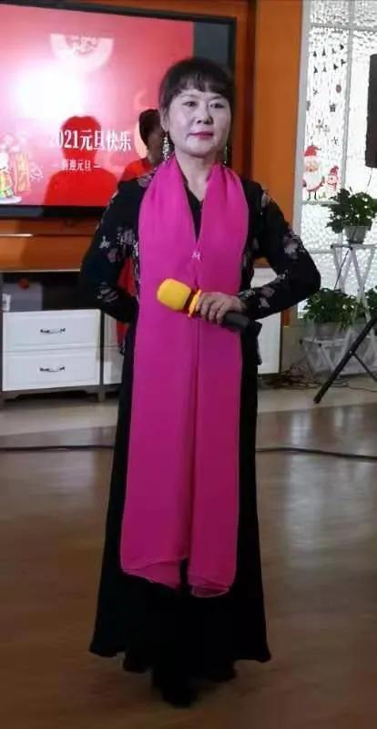 郑州怡丰新都汇社区德艺双馨艺术团大爱无疆做公益演出众人称赞。