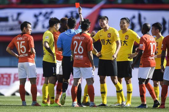 保利尼奥罚点球,保利尼奥到底有没有越位