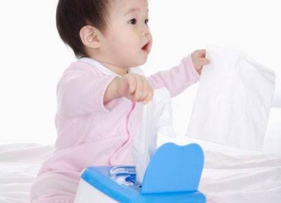 你还在用棉签给宝宝清理鼻腔吗,新生儿擦屁屁用湿巾好还是棉柔巾