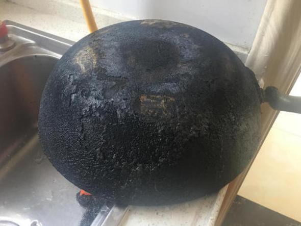 铁锅养锅怎么样变黑,新的不粘锅用一次就发黑了正常吗