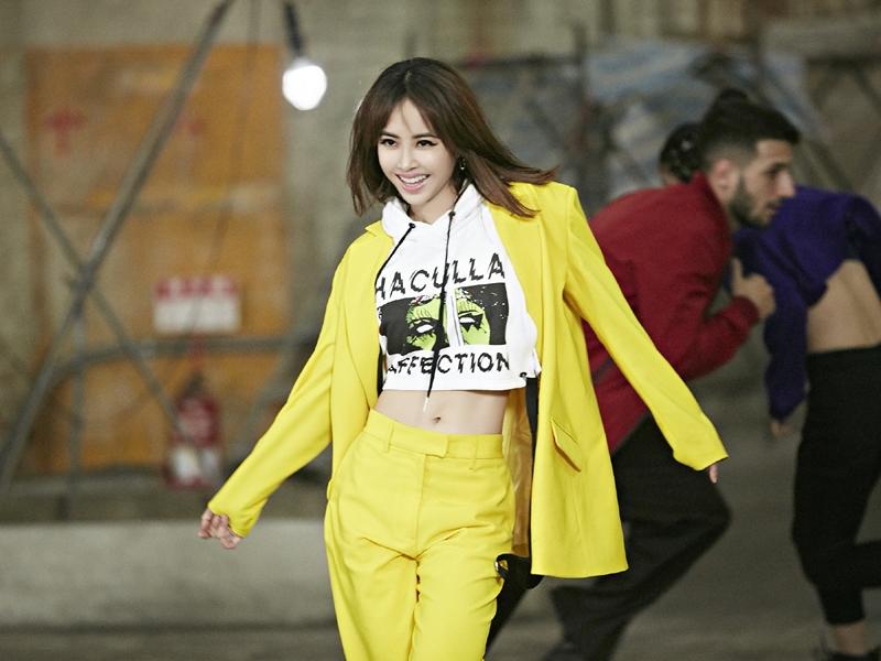 小贾的女人最爱宽松西装，尺寸越大穿起来越性感甜美，怎么回事？