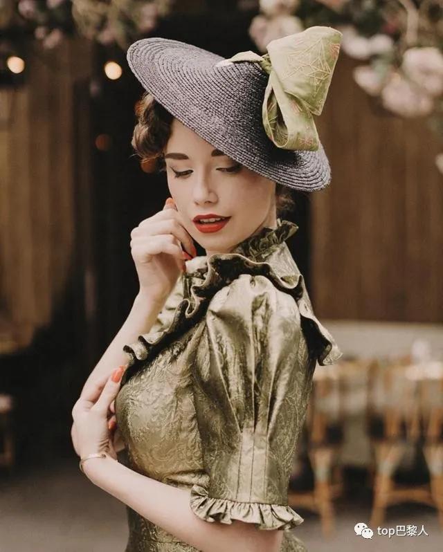 E*杯罩**,小蛮腰,复古装,这个法国小姑娘引发了一阵舔屏狂潮!