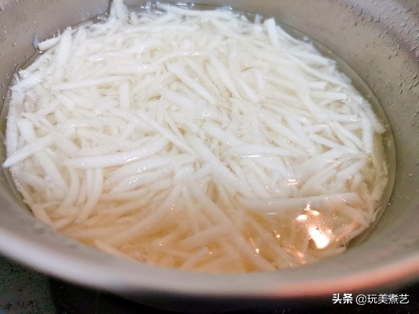 黑包子,包黑子,内藏笋丝肉馅,开吃不开铡