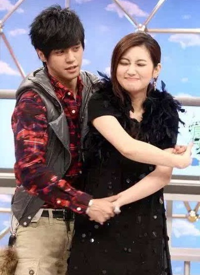 泳池与20个辣妹嗨玩，和女助理暧昧不清！罗志祥与周扬青9年情断