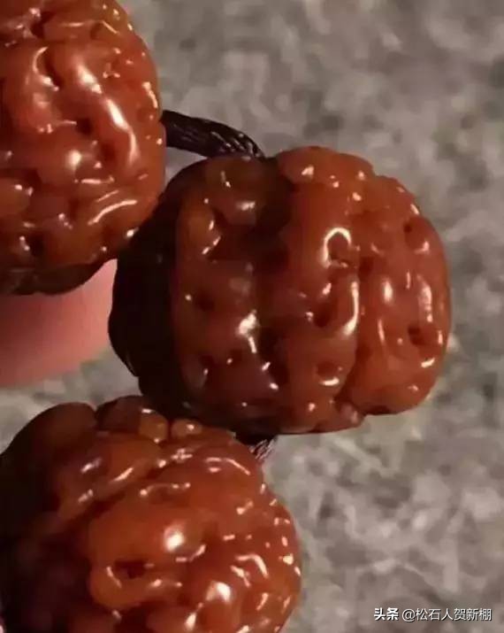 盘了100年的文玩核桃能卖多少钱,盘了1年的金刚