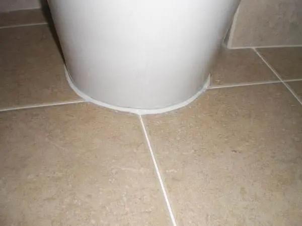 马桶边缘漏水修补胶发霉怎么清理,马桶底部玻璃胶发黄发霉怎么处理