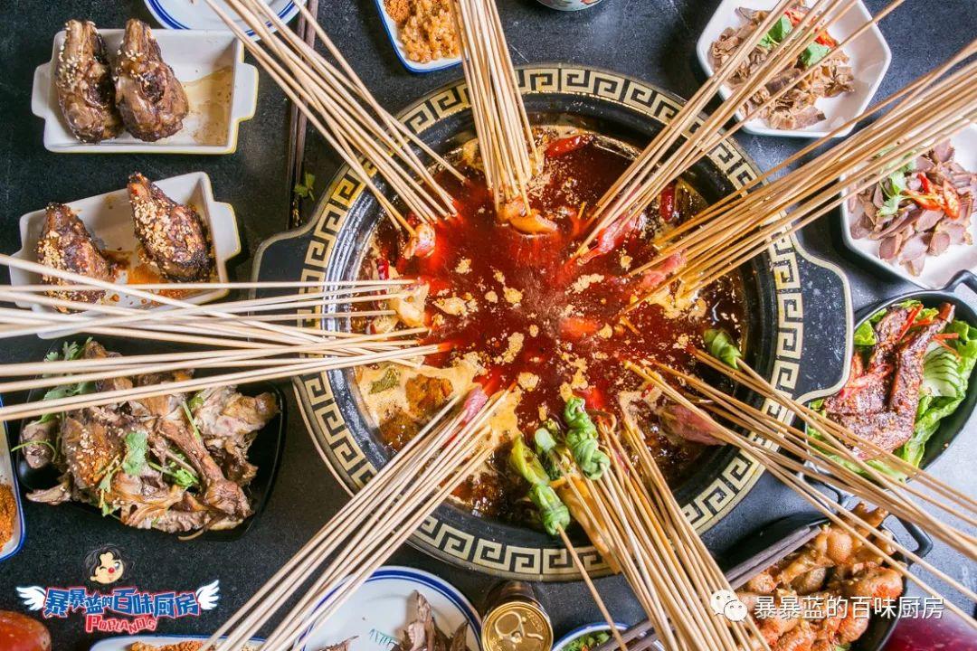 当成都老板爱上沈阳老雪,他开的串串香店锅底都有1瓶大绿棒