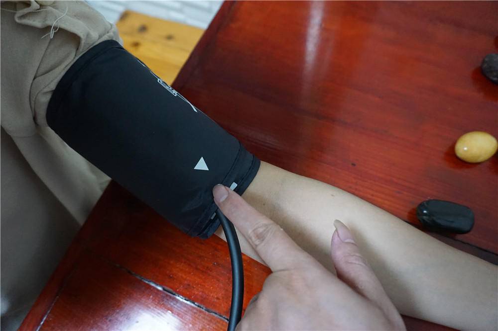 爱尔泰血氧饱和度仪,aicare电子臂式血压计