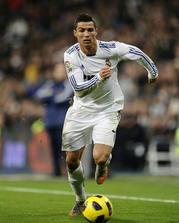 梅西伪9号和右边锋,梅西c罗谁更强终于说出了