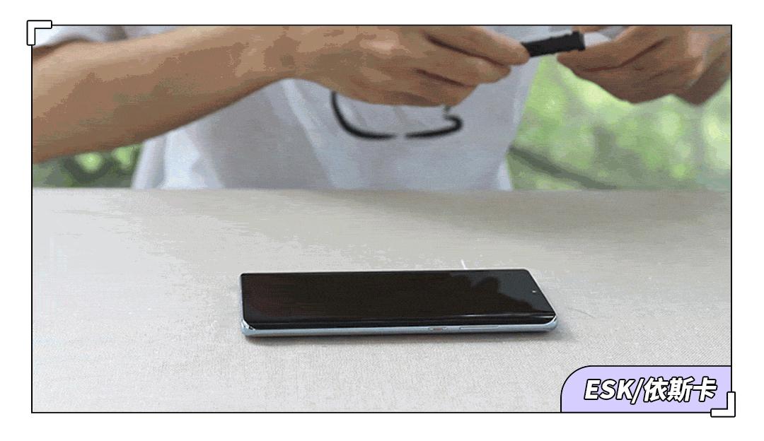 曲面屏水凝膜和钢化膜哪个好,曲面屏钢化膜比手机小