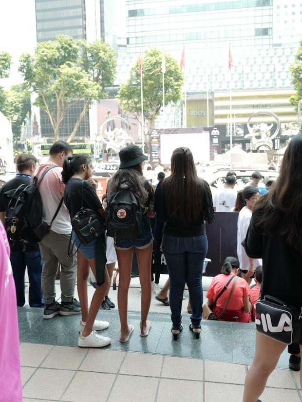 这个人把手摸在车上超过3天3夜赢了一辆车你觉得你行不？