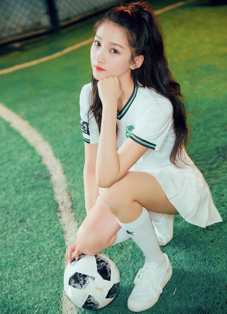 关晓彤腿又长又直气质不输超模,关晓彤身材超赞比肩超模无压力