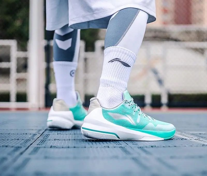 米切尔上脚的篮球鞋,李宁一双很老的鞋紫色