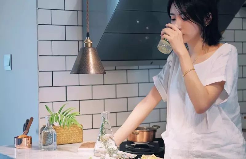 不当环球小姐，她跑到深山，种菜、调香，过上佛系人生