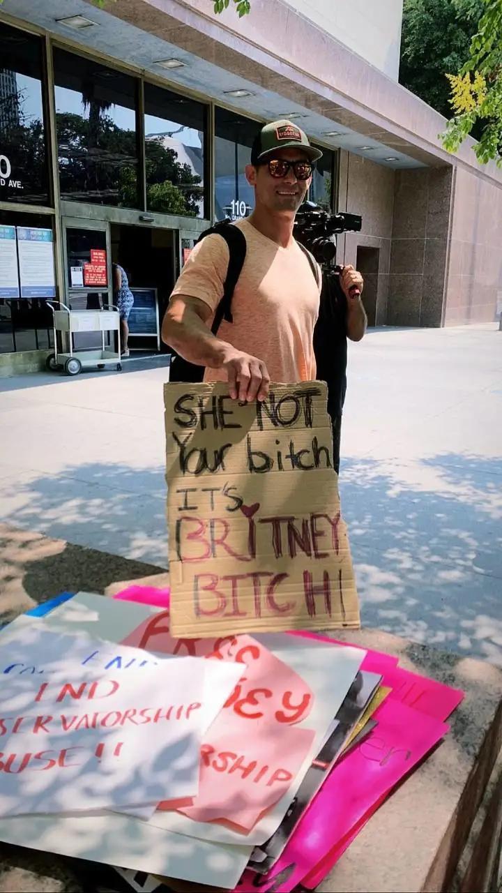 小甜甜布兰妮被父亲监禁13年,小甜甜布兰妮被父亲囚禁12年