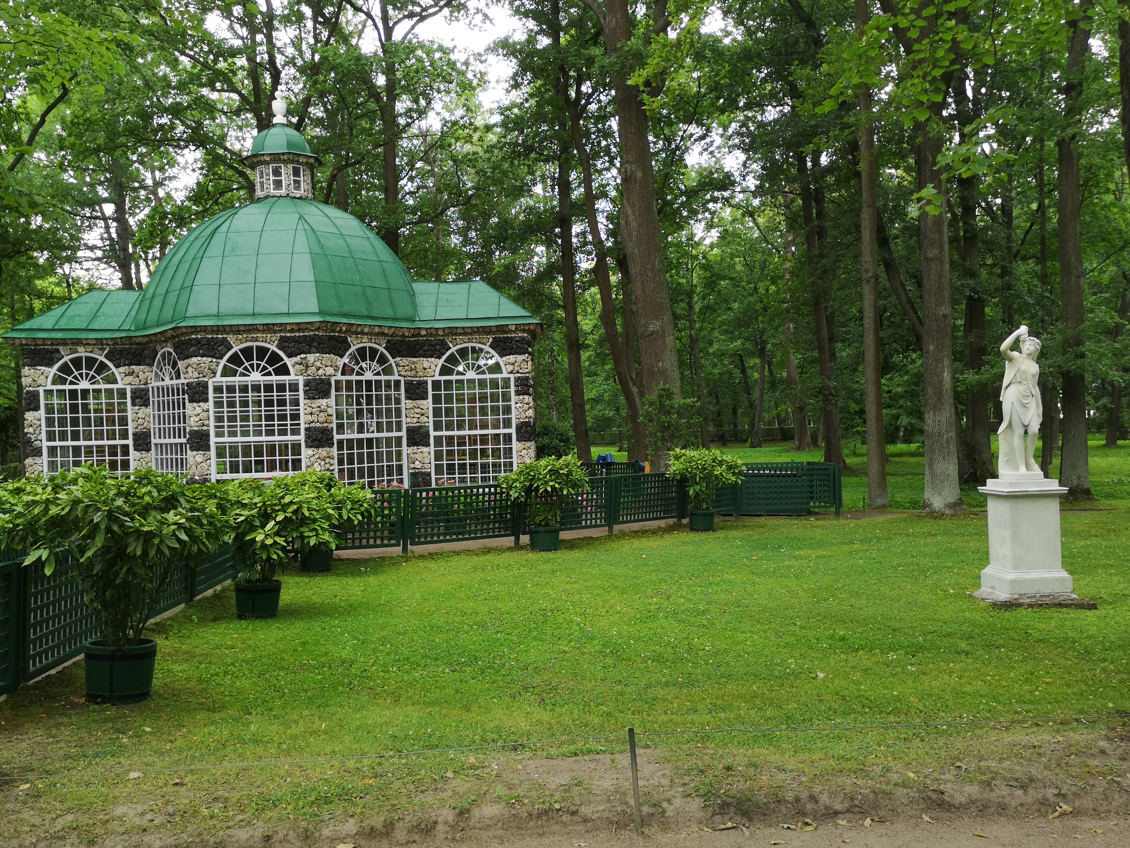 奔七的夫妻俩，自由行走在俄罗斯的圣彼得堡