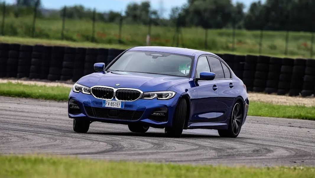 开宝马3系怎么说自己开什么车,现实中开宝马3系是什么水平