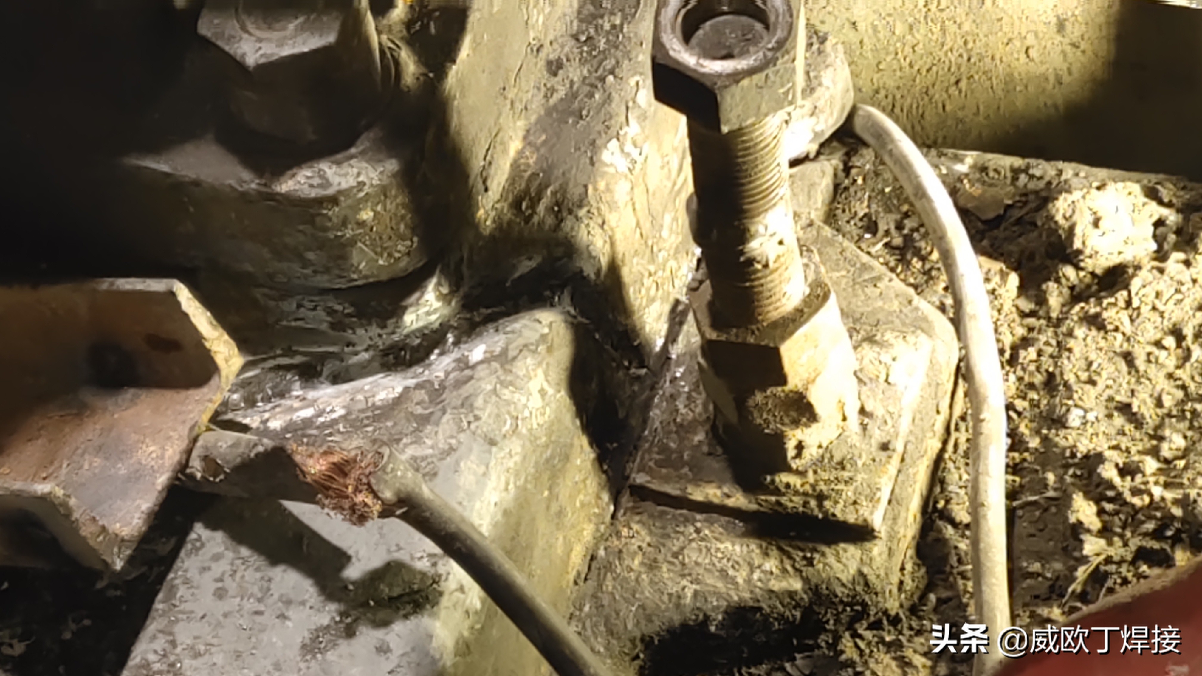 铸铁电机底座断裂,铸铁机械开裂修复