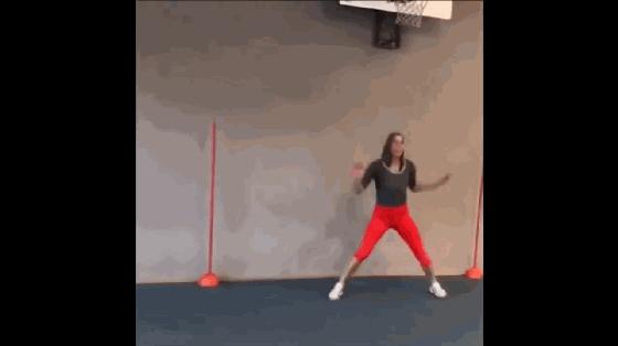 职业球员练习大全，飞身拦截穿越球不在话下