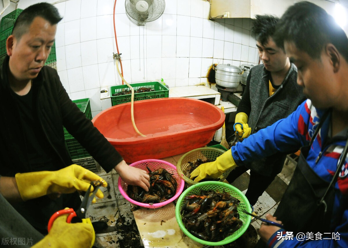 清洗小龙虾你用对方式了吗？饭店老厨师教你3招，再脏也能洗干净
