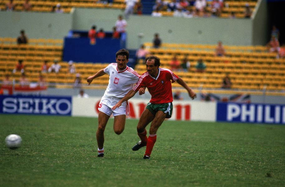 足球红衣红裤,足球哪个队穿的红衣黑裤