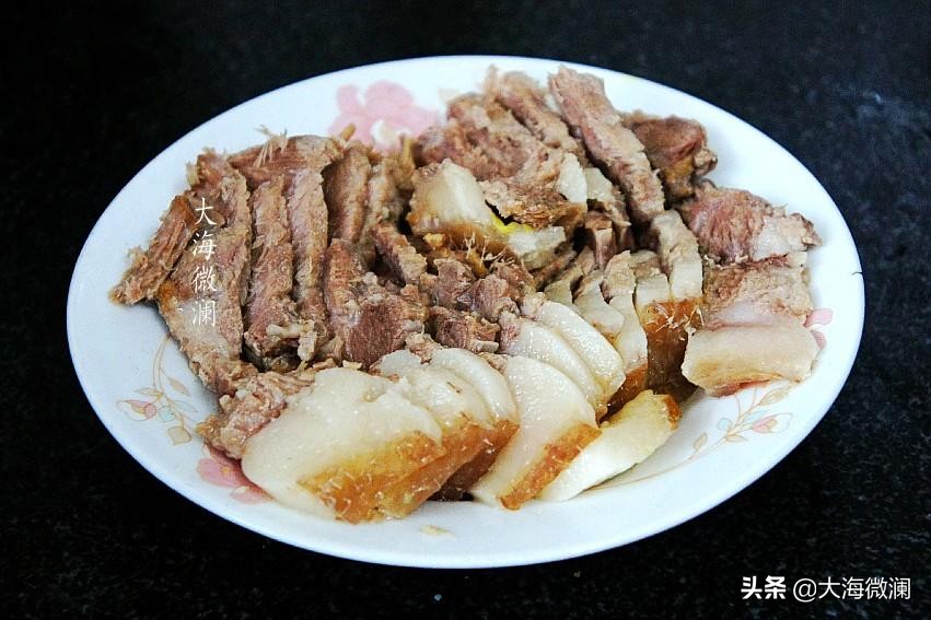 东北的杀猪菜竟然这么下饭,东北杀猪菜蘸的蒜泥怎么做