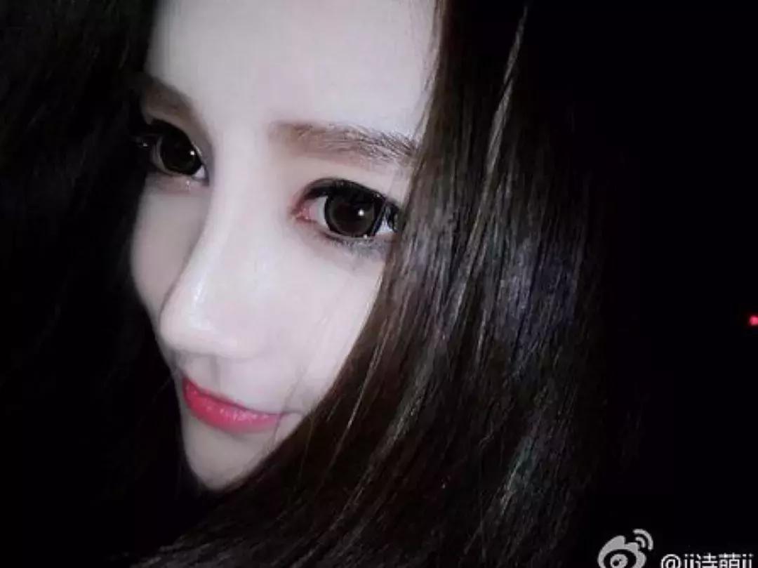 做ww买假包炫富！喂男友吃鼻涕！张诗萌竟这么恶心？