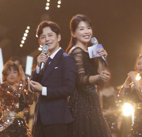 如果演员门槛低，那主持人就没门槛，金鹰节现暖心式提词器