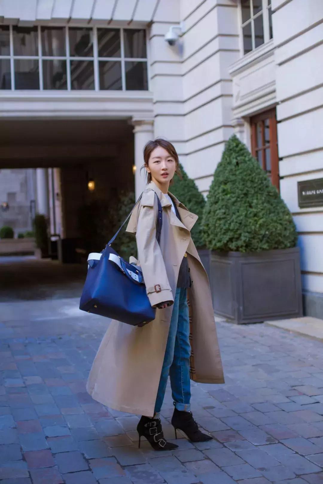 购买新款女性包包,女子买新包