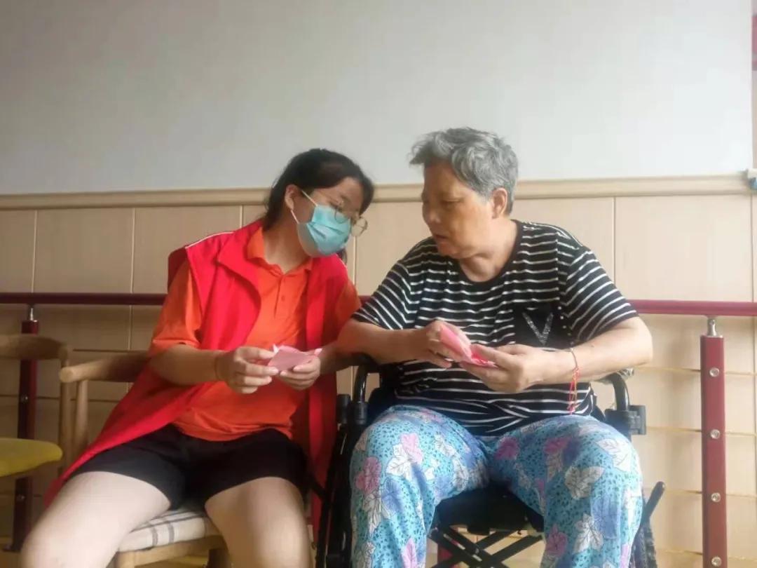 「颐和快讯」纸短情长,童心飞扬——颐和社工与长者折纸忆童年