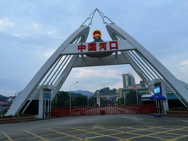 中缅边境五星红旗飘扬,越南热评中越边境