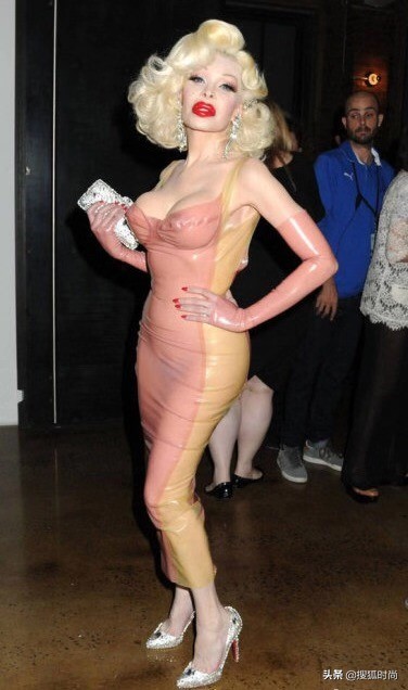 深度|维密启用变性人,巴塞泳池开放裸泳,无性别时代悄悄来临?