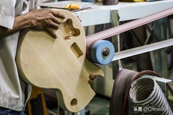 跟随帝声乐器参观世界著名吉他制造商之一Cort印度尼西亚工厂