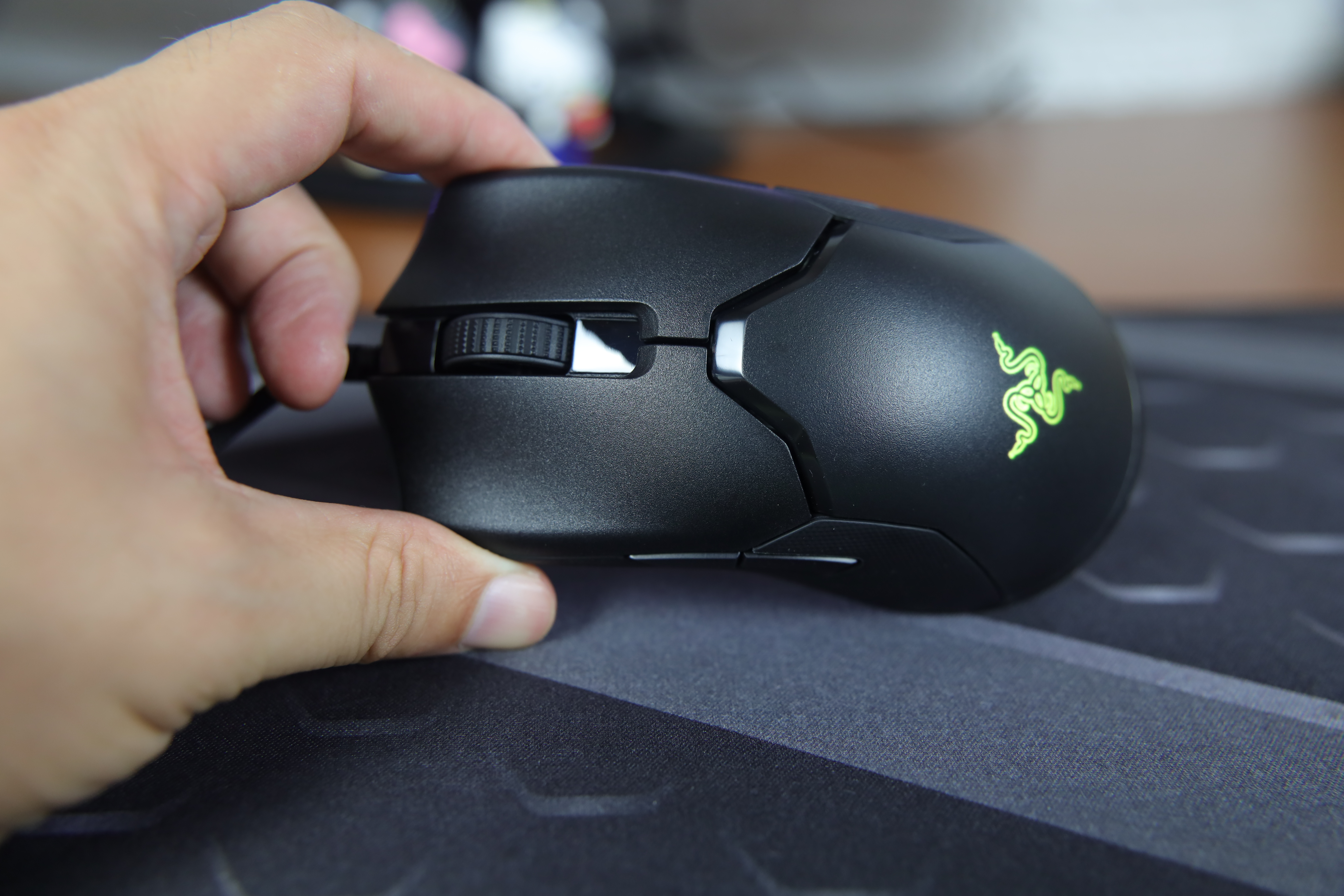 光学鼠标微动,雷蛇曼巴眼镜蛇无线版鼠标16000