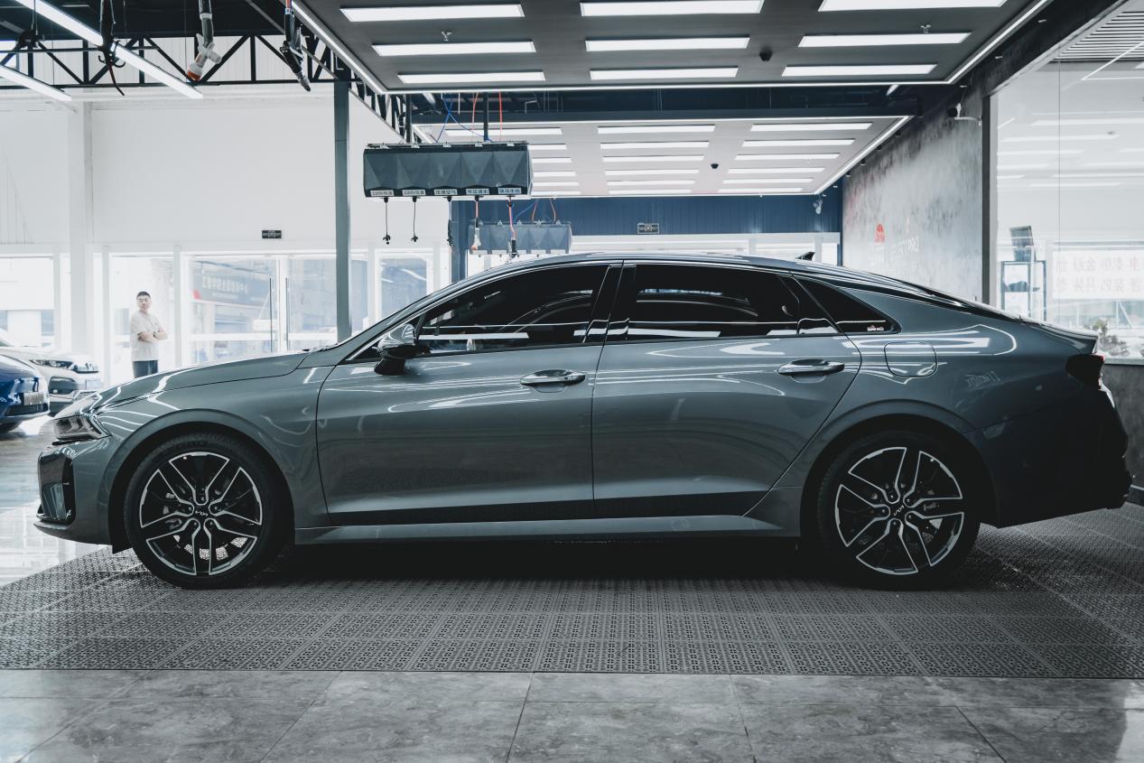 汽车窗户膜上的气泡怎么去除,汽车刚贴完窗膜后有气泡怎么解决